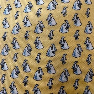 Vineyard Vines Martha’s Vineyard Yellow 100% Silk Necktie‎ penguins on icebergs